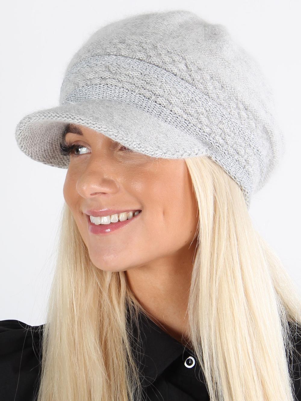 Rebecca - Beigefarvet strikhue med glimmertråde og skygge